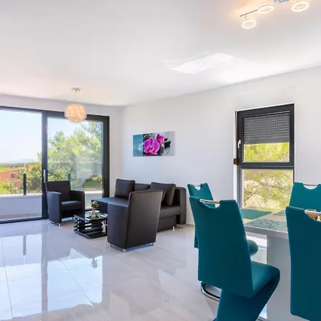 Seaside & Apartment *